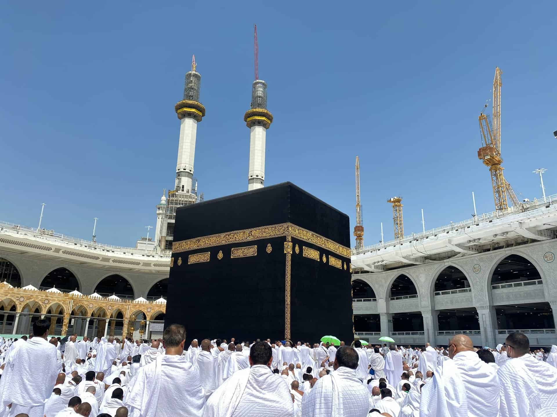 Waumini wakitekeleza Umrah — safari ya Umrah na Zadaawa